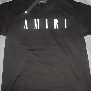 Amiri tshirt  - Säljer denna fina simpla amiri tshirt aldrig använt tagsen sitter kvar.