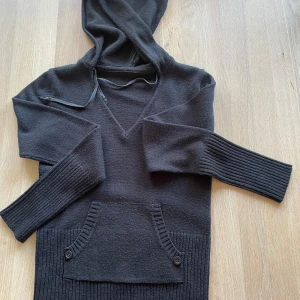 Stickad hoodie - Stickad hoodie. Svart. Bomull. Storlek är S men vi klippte bort lappen tidigare. Tror det var från Kappahl. 