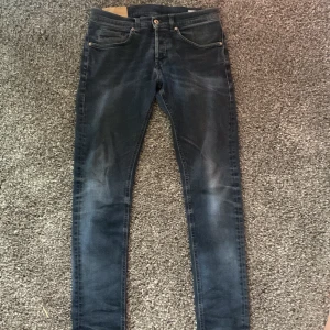 Dondup george jeans - Extremt feta Dondup george i blå/ svart färg | inga defekter | strl 33- passar dig 175-183 | frakt inom 24h |