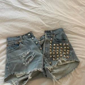 Levis shorts - Så snygga shorts med nitar och slitningar