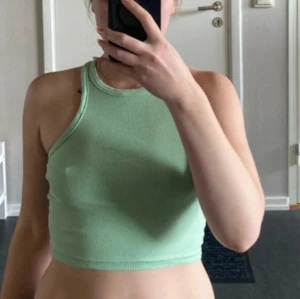 Linne - Mintgrönt linne från H&M Divided. Väldigt mjukt och följsamt material som passar bra på varma sommardagar.   Materialet är stretch så jag skulle säga att den passar XS/S även om storleken är XXS. 
