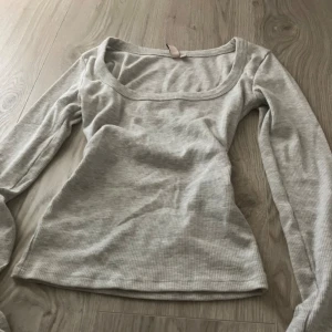 långärmad topp - jättefin topp från nelly😍 använd 2 ggr, nyskick! har inte blivit använd så mkt så därför säljer jag😘 många intresserade!!
