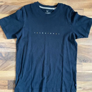 jack & jones t-shirt  - mörkblå t-shirt från barnavdelningen i storlek 164, men passar mig med storlek xs-s. 