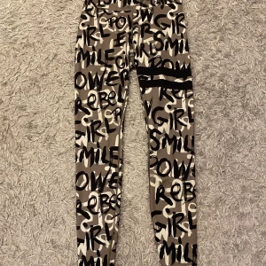 Träningstights - Hej, jag säljer dessa snygga träningstights från Stronger. Använda fåtal gånger och ser helt nya ut. Dem har en jättebra ficka bak där man kan lägga mobilen. Dem är jätte stretchiga, skulle säga att man kan ha dem om man har storlek Xs, S och M😊