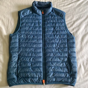 Save the duck vest - Säljer nu denna save the duck vest i unik färg. Nypris ligger denna vesten på 1400kr, mitt pris 500kr! Pris går att diskutera vid snabb affär.