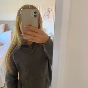 Mörkgrå hoodie  - En superfin mörkgrå hoodie använd en enstaka gång❣️ skriv om du har några funderingar eller är intresserad av att köpa🫶 säljer billigt då jag måste göra mig av med massa kläder , priset går att diskutera