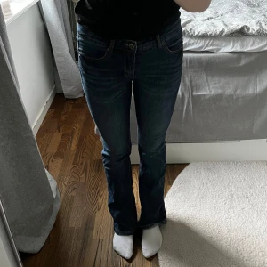 jeans - mörkblåa utsvängda jeans med låg midja💗