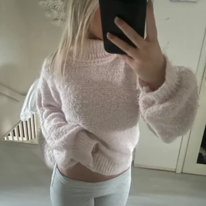 Ljusrosa stickad tröja från Lindex - Säljer en supermysig ljusrosa stickad tröja från Lindex. Den är i storlek S och perfekt för höst och vinter. Tröjan har långa ärmar och en ribbad kant vid ärmslut och nederkant. De är polo krage, super mysig. Den är både varm och stilren, perfekt för kalla dagar. Köp direkt eller ge prisförslag 💖