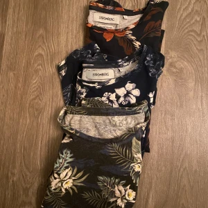 Hawaii tröjor 3st - 3st Hawaii tröjor som passar stl medium  Jätte fint skick på alla dessa t-shirts ☺️