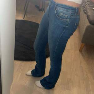 Säljer min kompis jätte fina jeans, hon säljer för att de inte längre kommer till användning❤️nypris 579kr, men pris går att diskutera❤️