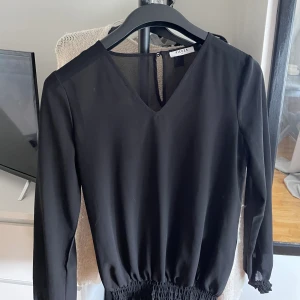 Svart blus - Svart blus från Pieces! I storlek XS💗