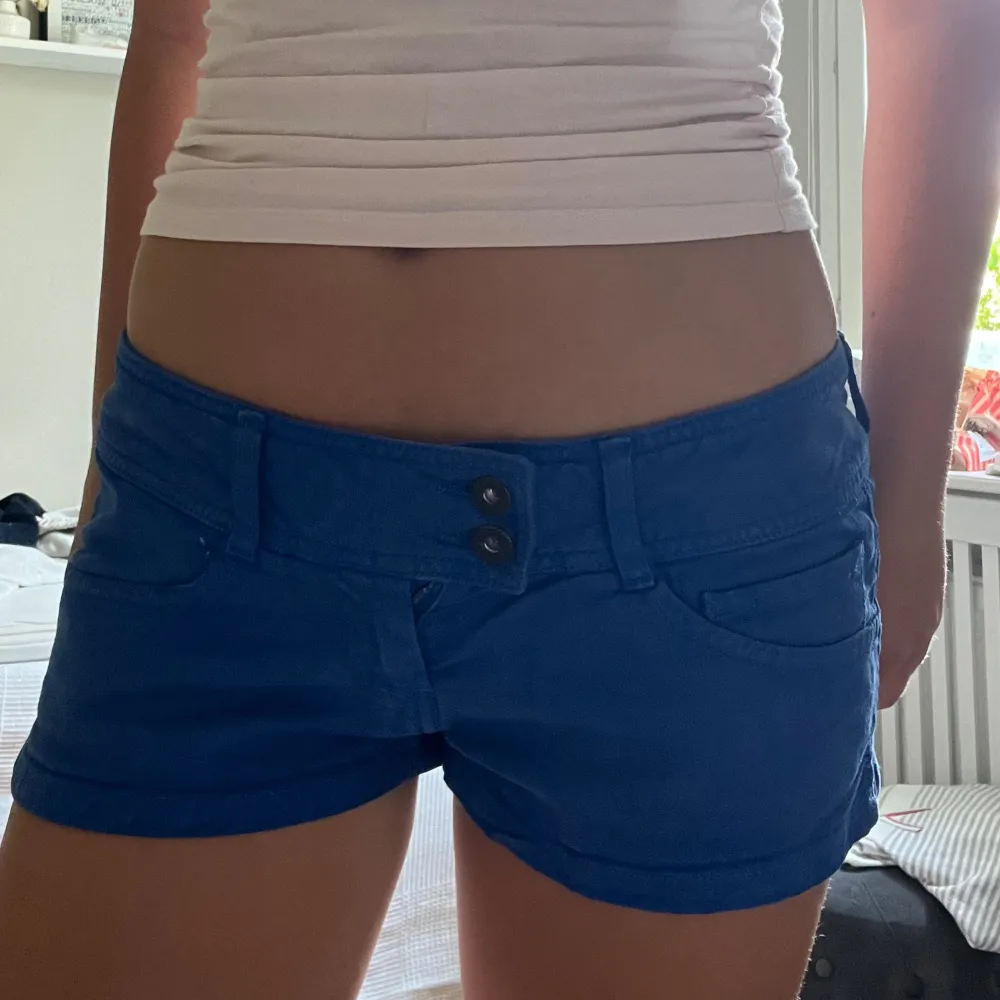 Ett par super coola lågmidjade jeans som tyvärr inte kommit till användning. Det är aldrig använda och köpta på plick. Det är i fint skick och passar bra❤️ Hör gärna av er vid funderingar och använd gärna köp nu!! MÅTT:  Midja rakt över- 41,5. Shorts.