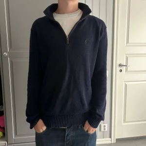 Ralph lauren halfzip - En väldigt skön half zip som är perfekt att ha på kvällarna. Tröjan har 7/10 skick men inga defekter. Hör av dig vid funderingar!!