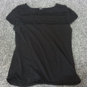 Svart T-shirt med spets överdel - Ingen storleks lapp men ungefär xxs, säljer då den är för liten i armarna.