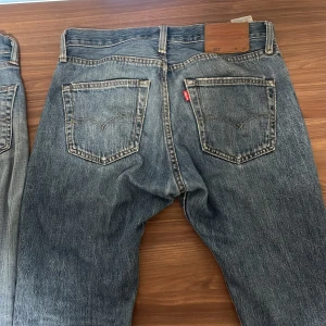 2 par levis jeans - Säljer dessa feta levis jeans, nypris för levis är 1250 typ. Fraktar även nu.