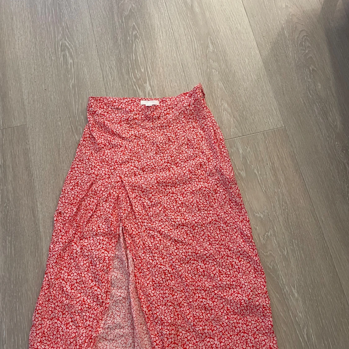 Röd blommig långkjol