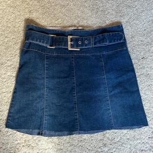 Y2k jeans kjol - Supersnygg jeanskjol med inbyggt bälte. En knapp vid dragkedjan bak har lossnat, men det påverkar inte passformen eller funktionen utan den funkar utmärkt med endast dragkedjan!💗💗