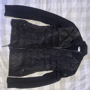 Moncler cardigan läderlåga - Hejsan Säljer denna moncler cardigan i svart storlek XL, speciell läderlåga där moncler lågan är en svart läder del istället för ull. Perfekt för säsongerna som kommer upp. Kvitto följer med