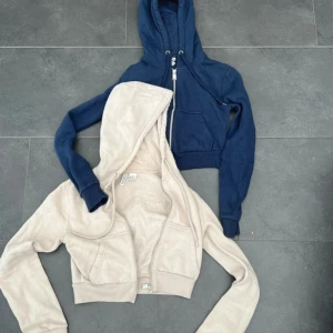 Två koftor - Två magtröjor/koftor likadana men olika färger. Använd fåtal gånger. 