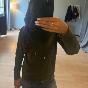 Grön hoodie  - Säljer denna mysiga tröjan då den e för liten för mig! Pris kan diskuteras 💕