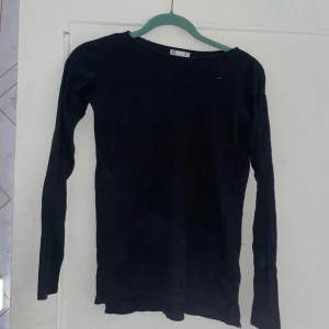 Svart långärmad tröja - Säljer en svart långärmad tröja i storlek S. Tröjan är enkel och stilren, perfekt för vardagsbruk. Den är i bra skick och passar bra till både jeans och kjol. Perfekt för höst och vinter!