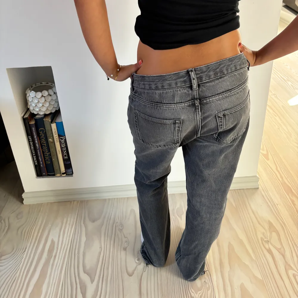 Snygga grå jeans från arket! Jättebra skick! Skulle säga att de passar S-L beroende på hur man vill att de ska sitta! Brukar ha 36 i jeans som referens🖤. Farkut & Housut.