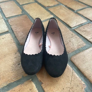 Svarta ballerinaskor - Svarta ballerinaskor från h&m, använda 1 gång men säljer pga sorleken