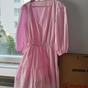 Tussah -ny klänning stl 36 - Använd och tvättad en gång. Finns på Zalando, nypris 1000 kr. På rea 700 kr.  