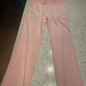 Ett par oanvända juicy byxor  - Juicy byxor i färgen rosa och har inte används 
