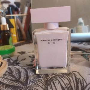 Narcisco Rodriguez For her  - Hej sälja min 30ml parfym som kag köpte från kicks. Använd kanske några gånger men just nu sälja den på grund av jag är trött på doften 