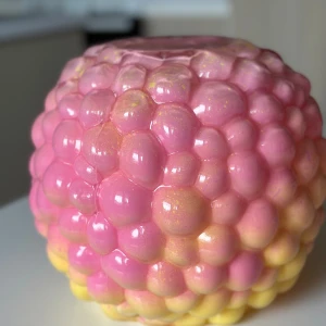 Färgglad vas med bubbligt mönster - Säljer en superfin lampa med ett unikt bubbligt mönster. Lampan har en härlig färgskala som går från rosa till gult, vilket ger den ett lekfullt och färgglatt utseende. Perfekt som en dekorativ detalj i hemmet eller som en present till någon speciell. Den är i nyskick och redo att pryda ditt hem! Ljuskälla är en RGB lampa med tillhörande fjärrkontroll 🌸