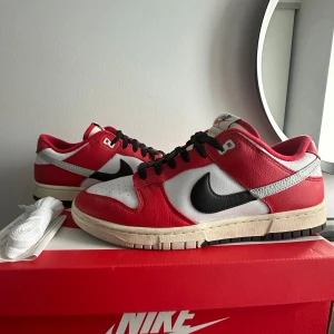 Nike Dunk Low Retro Rpm - Tjena🙌Säljer ett par feta Nike Dunk Low Retro Rpm i nyskick 10/10! Skorna är i toppskick och har använt bara ca 3 gånger då de var lite för stora! De är köpta på Nike butiken i Gallerian sthlm för 1499kr! Mitt pris: 899kr😌 Kvitto fås med samt ett par extra skosnören! Tveka inte på att slänga iväg en fråga vid intresse!👌🙌