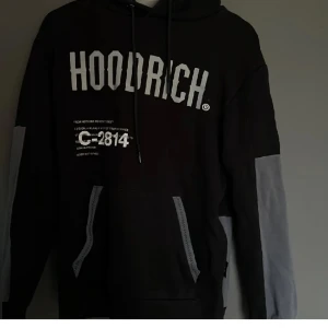 Hoodrich hoodie  - Hej! Säljer dessa helt fina hoodrich! Den är helt ny använd bara en gång! Storlek M men passar mer som S! Hör av dig vid nåra funderingar!! 😁