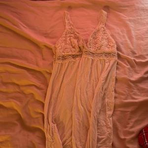 Nattlinne  - Ett fint rosa nattlinne som är använt några gånger i storlek M! 