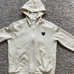 CDG full zip - En COMME dra GARCONS full zip i använt skick. Storlek S men sitter nästan som XS