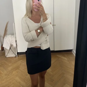 Marinblå kjol - En oanvänd minikjol från NA-KD i storlek 36. Prislapp sitter kvar. 💙💙