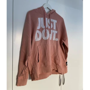 Nike hoodie - Fin hoodie från Nike i storlek L! Köparen står för frakten men kan även mötas upp i Uppsala, Knivsta eller Sigtuna! Tveka inte att fråga mig om något☺️