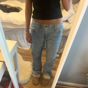 Levis jeans - Skitsnygga jeans från Levis som sitter perfekt baggy! Ganska långa på mig som är ca 166 men funkar jättebra att vika upp de. W 32, L34. Mått: midja 44cm x 2, längd 110cm, innerbenslängd 83cm