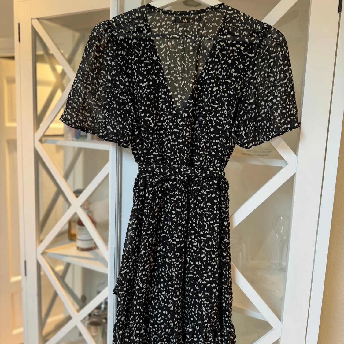 Mini klänning v ringad med resor i midjan - 90