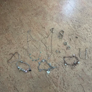 Smycken till olika priser - Säljer alla dessa olika smycken. Vissa av de har tappat färg specifikt två armband så de säljs för ännu billigare. Köp 3 eller fler så blir det paketpris. Hör av er om ni vill veta priserna❤️ priserna varierar mellan 10-60kr