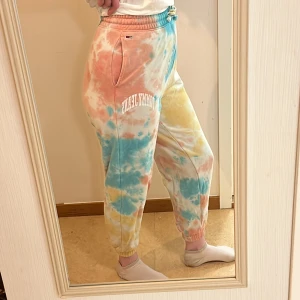 Tommy Jeans (Hilfiger) mjukisbyxor - Häftiga mjukisbyxor med batikmönster från Tommy Jeans (Tommy Hilfiger) 🌊🌸🌝100% bomull. Storlek XS. Lite noppig, men går att ta bort det. 