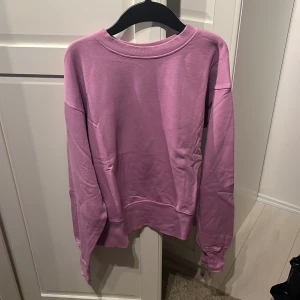 Lila sweatshirt  - Lila sweatshirt med bokstaven A i färgen blå. Storlek S från Bik Bok