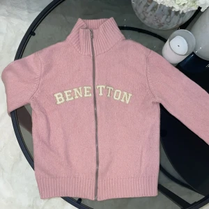 Benetton tröja - Rosa stickad zipup från Benetton🌸Står ingen storlek i men skulle säga xxs/xs