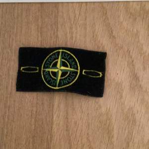 Säljer ett svart huvudband från Stone Island. Det är broderat med deras ikoniska logga i gult och grönt. Perfekt för att hålla håret på plats under träning eller andra aktiviteter. Köp direkt eller ge prisförslag 💛