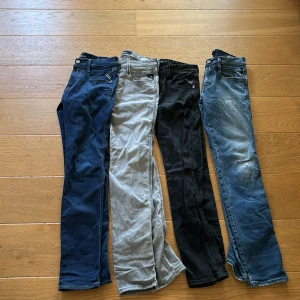 Replay anbass - Säljer nu dessa jeansen från Replay modell anbass Jeansen kostar 350 kr förutom dem grå som kostar 450eftersom dem är andvända 3 gånger Paket pris 1000 Både storlek 28,32 och 29,32 Hör av er vid fler frågor Tar emot byten!!!! 