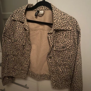Jeansjacka  - Leopard jeans jacka från Hm i storlek s💌🥂
