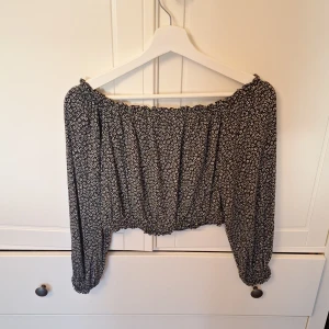 Blus - Fin blus från hm i storlek xs. Man kan välja om man vill ha den off shoulder eller inte
