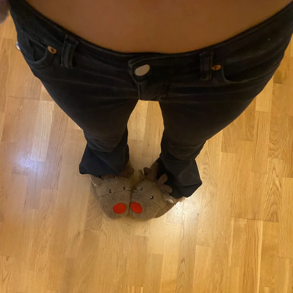 Tvär snygga Low waist jeans🖤 Knappt använda och är långa på mig som är 167. Jeans & Byxor.