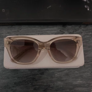 Ecru Chimi 07 - Jättefina Chimi 07 solglasögon i färgen Ecru, bra skick. Nypris 1400kr💓