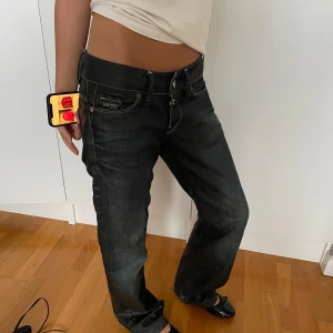 Gstar jeans - Assnygga och unika jeans från gstar i en mörkgrå färg, jeansen är lågmidjade och bootcut och är perfekta till hösten! Va 41 cl tvärsöver midjan, skriv vid fler frågor! 💞